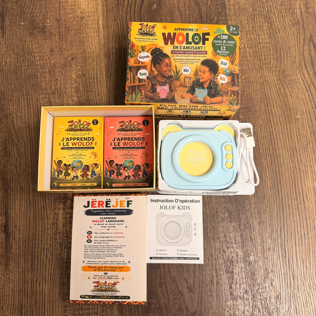 Contenu complet du coffret JOLOF Kids avec le lecteur audio bleu et jaune