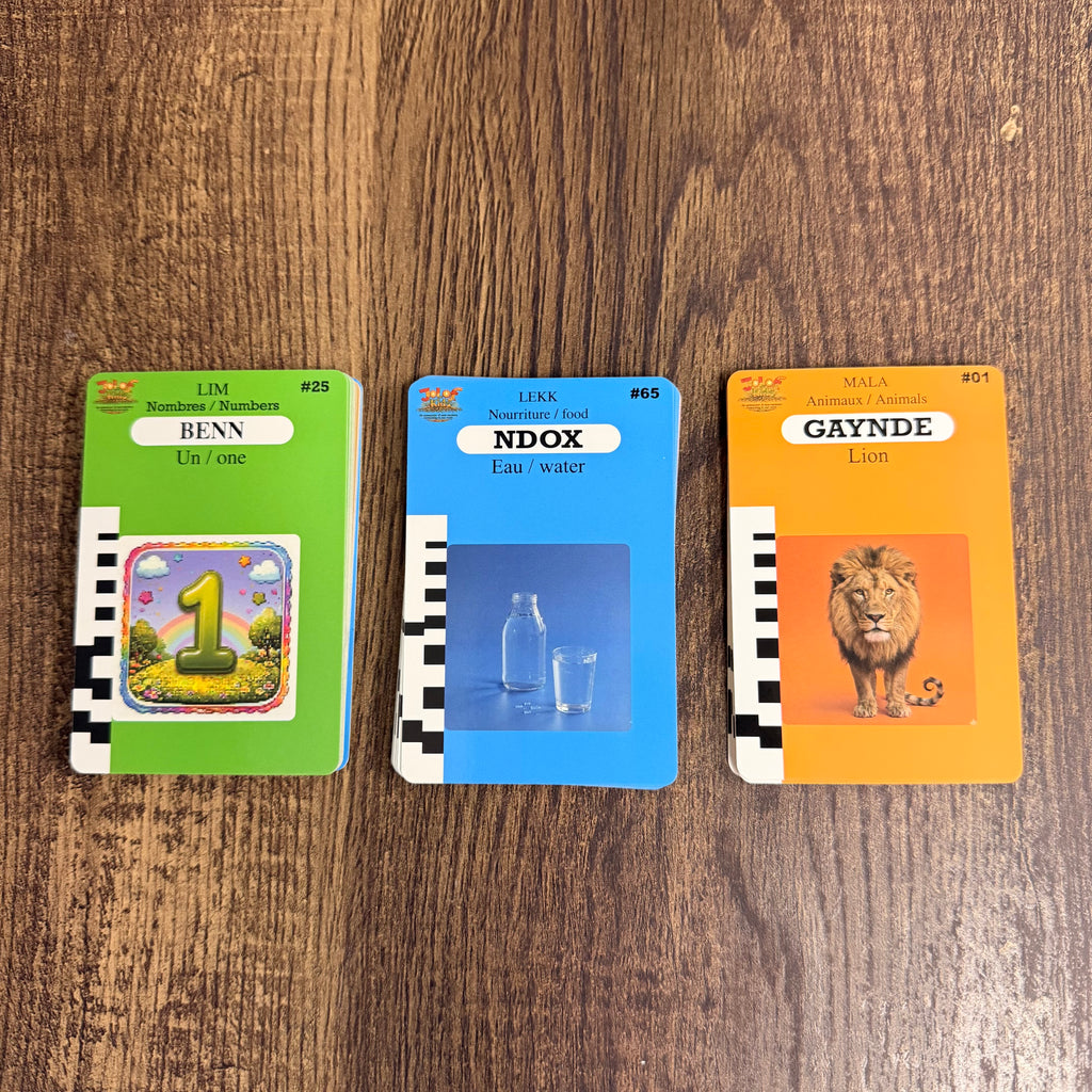 Trois cartes JOLOF Kids plastifiées : Benn (un), Ndox (eau) et Gaynde (lion), avec traduction en français et en anglais