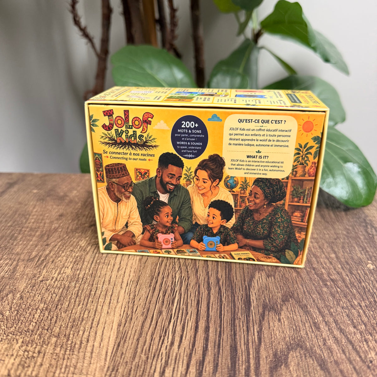 Dos du coffret JOLOF Kids : une famille réunie autour de l'apprentissage du wolof