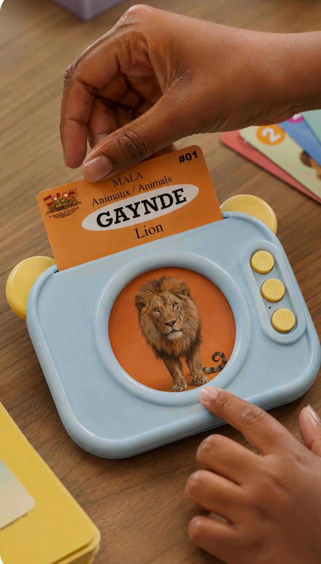Carte Gaynde (lion) insérée dans le lecteur audio JOLOF Kids bleu