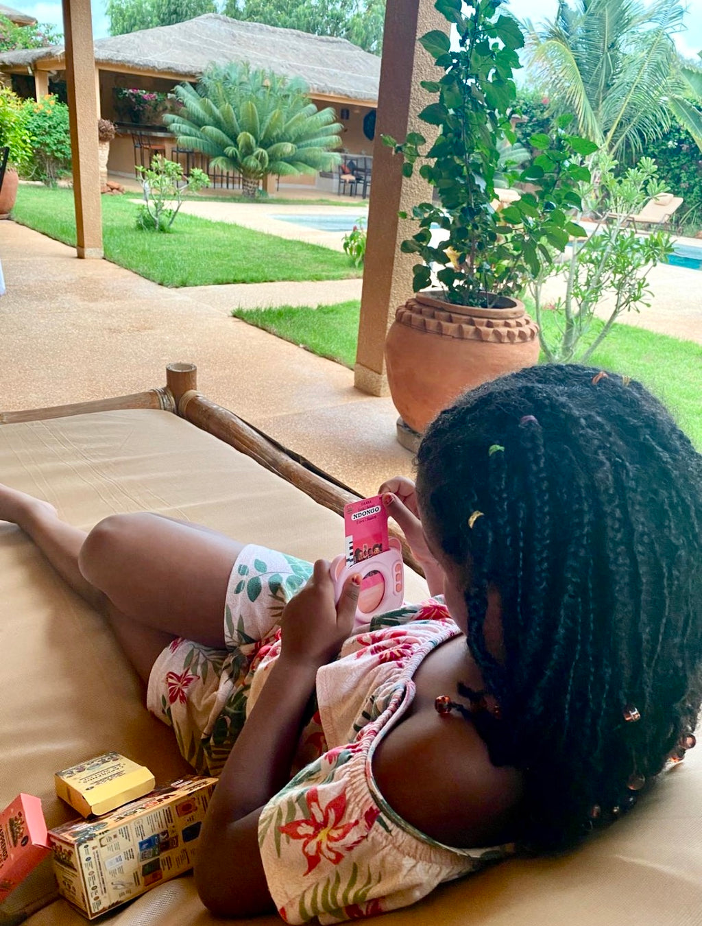 Enfant qui apprend le wolof avec le lecteur JOLOF Kids rose