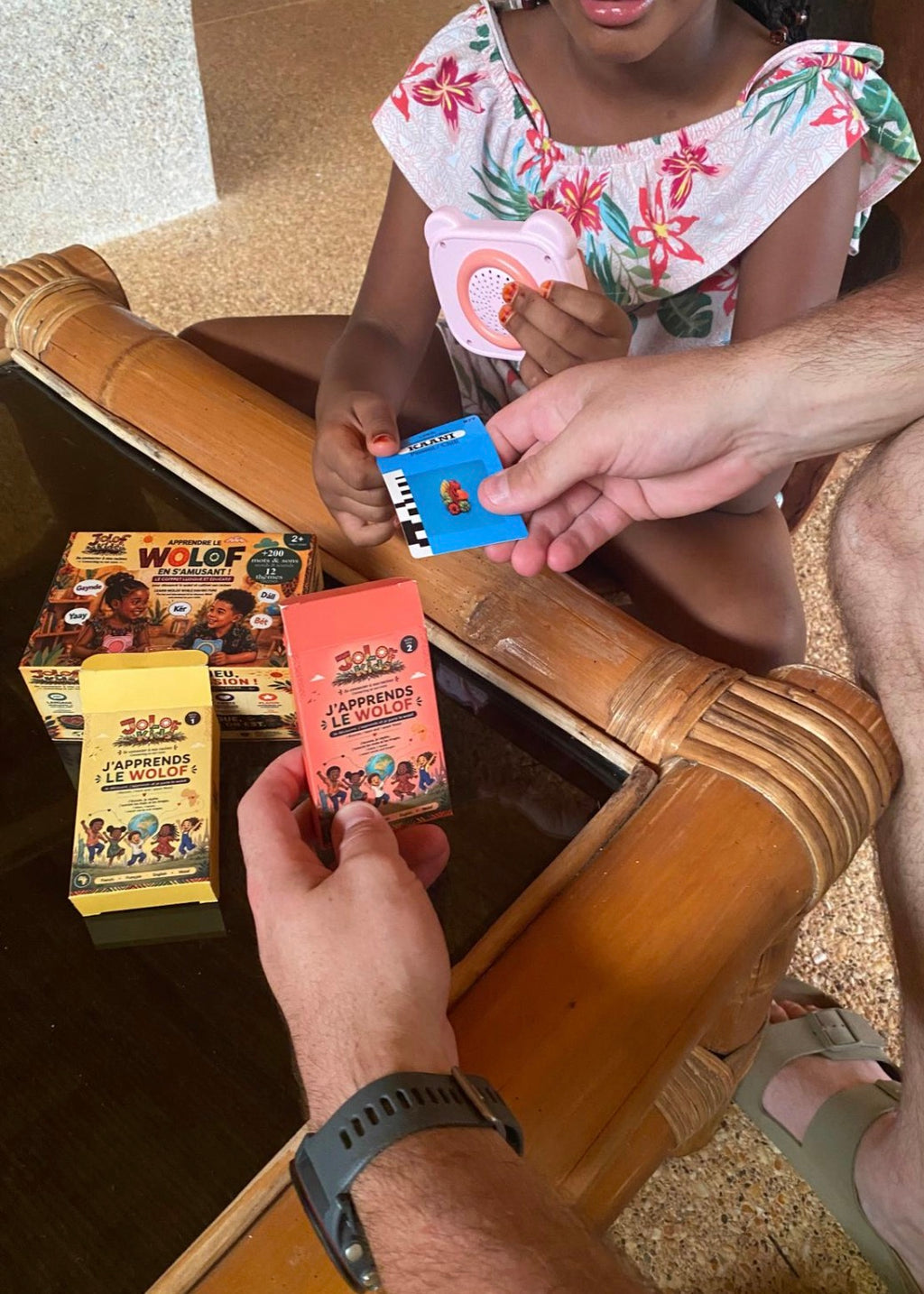 Moment en famille avec les cartes de wolof JOLOF Kids