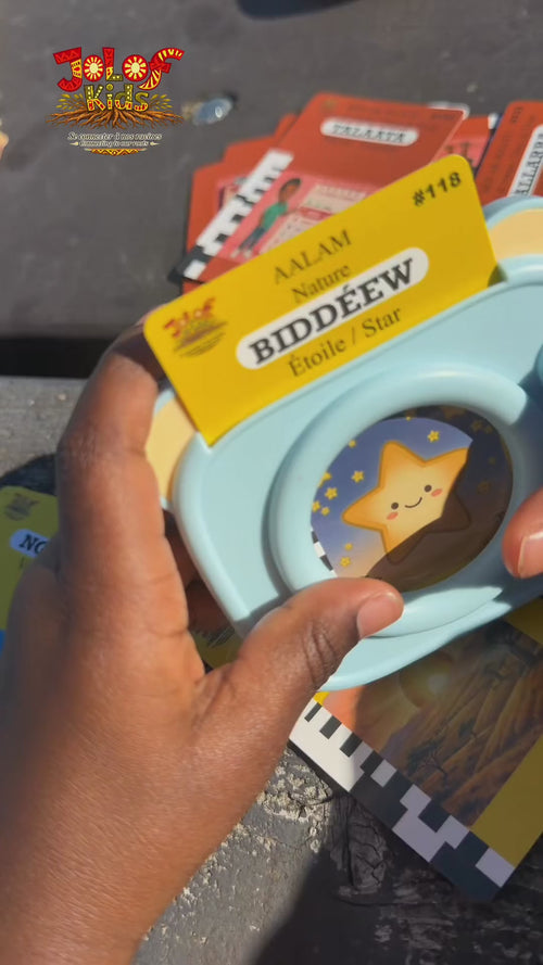 Des enfants apprennent le wolof en jouant avec le coffret JOLOF Kids